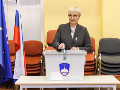 Radomlje, Kulturni dom.Glasovanje na stirih referendumih.Predsednica republike Natasa Pirc Musar na voliscu v Kulturnem domu Radomlje.