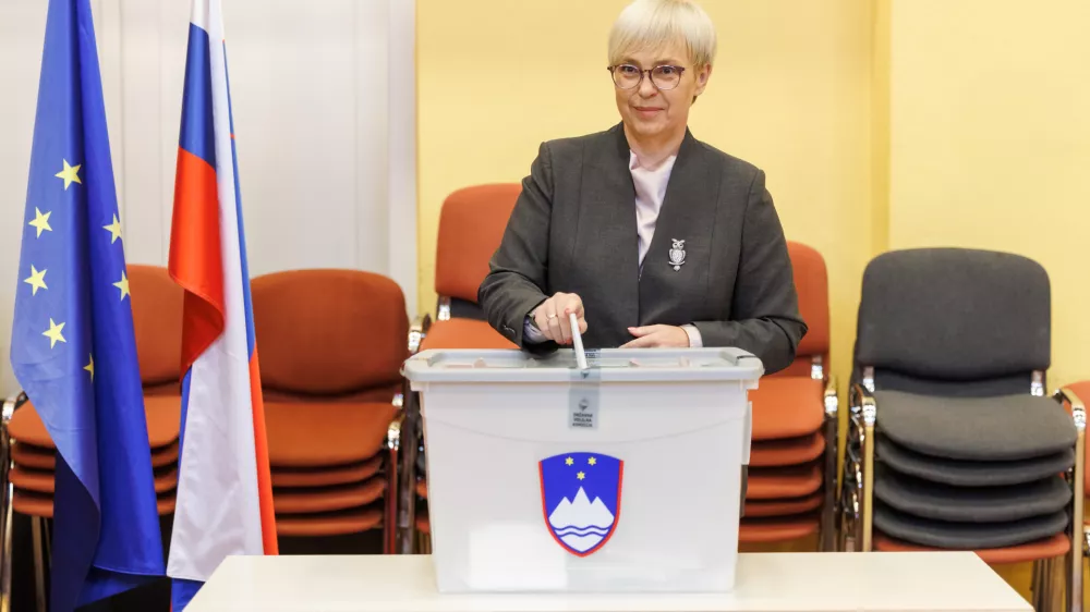 Radomlje, Kulturni dom.Glasovanje na stirih referendumih.Predsednica republike Natasa Pirc Musar na voliscu v Kulturnem domu Radomlje.