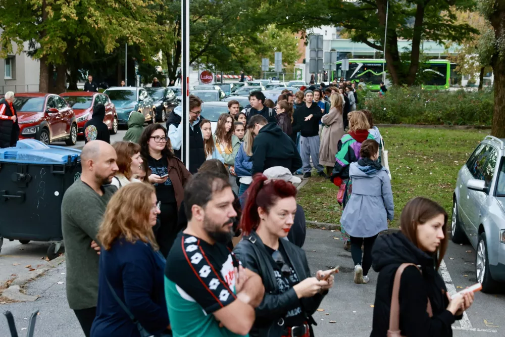 (FOTO) Kaos na ljubljanskem voli&scaron;ču: nekateri čakali uro in pol, drugi so se obrnili in od&scaron;li