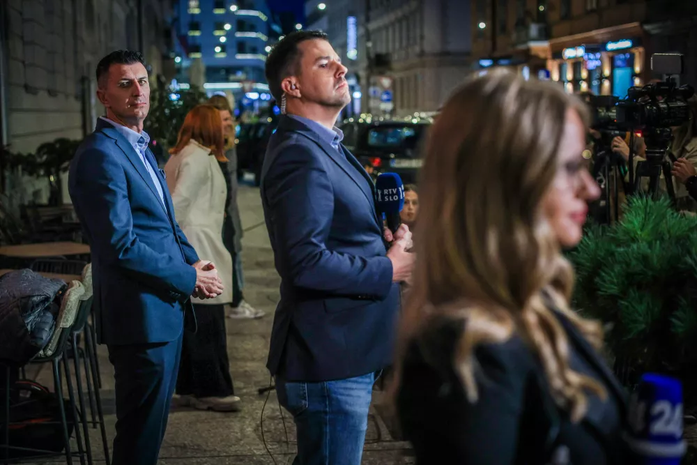 Ljubljana, Opera bar.Predstavniki strank SDS, NSi, SLS in Fokus ter Demokrati v pricakovanju rezultatov zakonodajnega referenduma o noveli zakona o parlamentarni preiskavi ter treh posvetovalnih referendumov.Poslanec SDS Andrej Kosi.