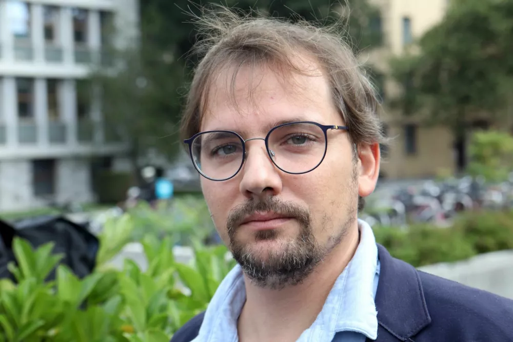 Dan Juvan, državni sekretar, pristojen za socialne zadeve, trg dela in zaposlovanje, delovna razmerja in pravice iz dela, MDDSZ- 10.10.2023 &ndash; shod prosilcev za azil in migrantov v organizaciji Ambasade Rog pred parlamentom v Ljubljani - //FOTO: Tomaž Skale
