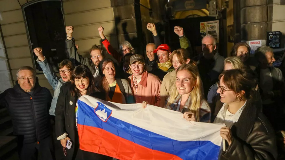 11.10.2026 - referendum 4x za 4x proti 11 oktober - zakonodajni in 3 x posvetovalni referendum - ekipa In&scaron;tituta 8. marec skupaj s civilno družbo rezultate referenduma spremljala v PritličjuFoto: Luka Cjuha