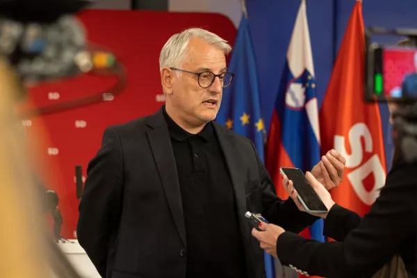 Ljubljana, centrala SD.Stranka SD v pricakovanju rezultatov zakonodajnega referenduma o noveli zakona o parlamentarni preiskavi ter treh posvetovalnih referendumov.Izjava za medije predsednika SD Matjaza Hana po objavi delnih rezultatov.