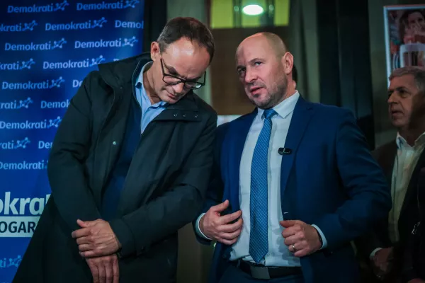 Ljubljana, Opera bar.Predstavniki strank SDS, NSi, SLS in Fokus ter Demokrati v pricakovanju rezultatov zakonodajnega referenduma o noveli zakona o parlamentarni preiskavi ter treh posvetovalnih referendumov.Predsednik Demokratov Anze Logar in predsednik NSi Jernej Vrtovec.