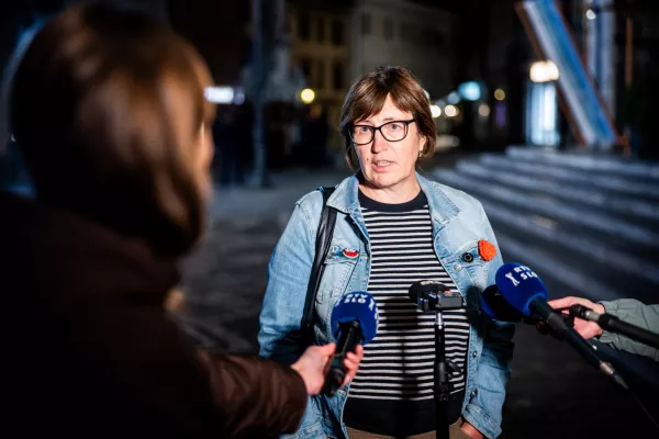Ljubljana, Pritlicje.Izjava za medije predstavnikov organizacij civilne druzbe po skoraj vseh prestetih glasovnicah volivci na referendumu o noveli zakona o parlamentarni preiskavi ter treh posvetovalnih referendumov.Spela Stare iz Drustva novinarjev Slovenije (DNS).