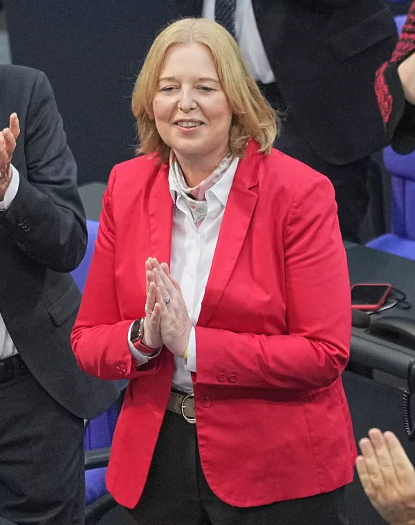 Nemcija, BerlinZa predsednico nemskega parlamenta je izvoljena socialdemokratka (SPD) Barbel Bas.