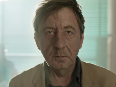 V filmu Hotel Alkohol Jana Cvitkoviča je osrednji protagonist alkoholik Bako (Gregor Baković) se odloči za zdravljenje v psihiatrični bolni&scaron;nici. Tam spozna narkomanko Medeo (Medea Novak) in dobrodu&scaron;nega psihiatričnega pacienta in ljubitelja &scaron;aha Draga (Drago Milinović). F arhiv FSF