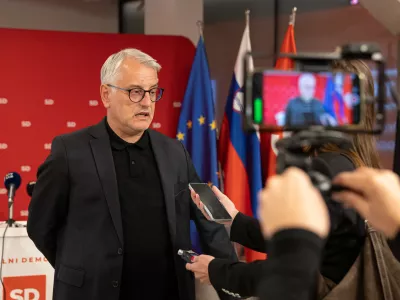 Ljubljana, centrala SD.Stranka SD v pricakovanju rezultatov zakonodajnega referenduma o noveli zakona o parlamentarni preiskavi ter treh posvetovalnih referendumov.Izjava za medije predsednika SD Matjaza Hana po objavi delnih rezultatov.
