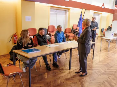 Radomlje, Kulturni dom.Glasovanje na stirih referendumih.Predsednica republike Natasa Pirc Musar na voliscu v Kulturnem domu Radomlje.