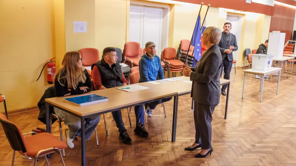 Radomlje, Kulturni dom.Glasovanje na stirih referendumih.Predsednica republike Natasa Pirc Musar na voliscu v Kulturnem domu Radomlje.