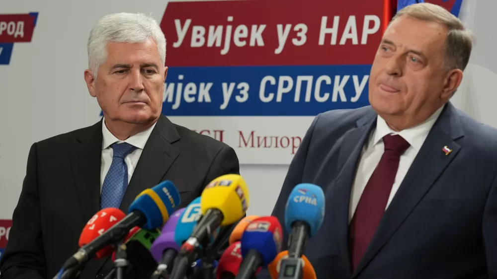 12.10.2026., Centrala SNSD, Banja Luka (BiH) &ndash; Predsjednici SNSD-a i HDZ-a BiH Milorad Dodik i Dragan Covic odrzali su konferenciju za novinare nakon sastanka delegacija dviju stranaka. Govorili su o formiranju vlasti nakon Opcih izbora u Bosni i Hercegovini, nastavku politicke suradnje SNSD-a i HDZ-a BiH te odnosima i buducim dogovorima na drzavnoj razini. Photo: Dejan Rakita/PIXSELL
