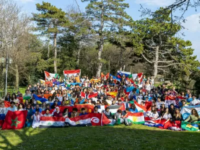  &scaron;tipendije UWC, ki dijakom iz Slovenije omogočajo dveletno &scaron;olanje v mednarodnem okolju. 