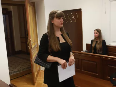 Sojenje zdravnici: za smrt maturantke je bila sprva osumljena tudi animatorka