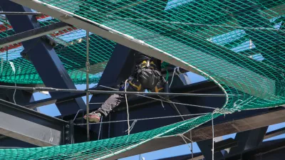 - Višinska dela, delavec na višini,- 08.04.2026. - Gradbišče novega potniškega terminala v Ljubljani, gradbišče nove železniške postaje v Ljubljani.//FOTO: Bojan Velikonja
