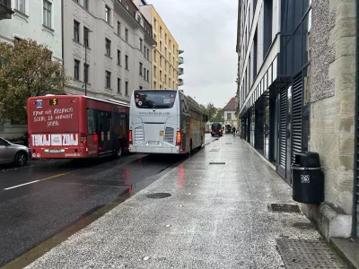 V sredi&scaron;ču Ljubljane turiste odložijo, potem pa kar čez pločnike in kolesarske steze
