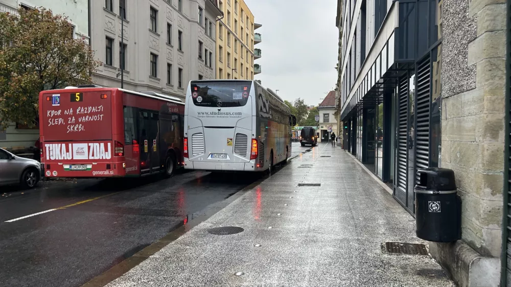 V sredi&scaron;ču Ljubljane turiste odložijo, potem pa kar čez pločnike in kolesarske steze