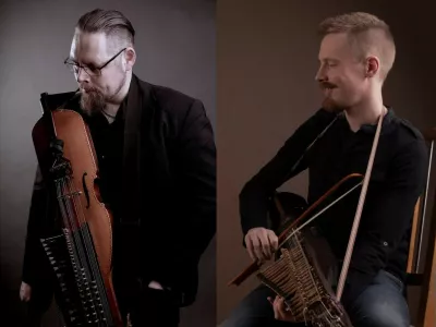 Magnus Holmstr&ouml;m in David Eriksson sodita med uveljavljene izvajalce &scaron;vedske ljudske glasbe (Foto: arhiv Slovensko-&scaron;vedskega dru&scaron;tva)