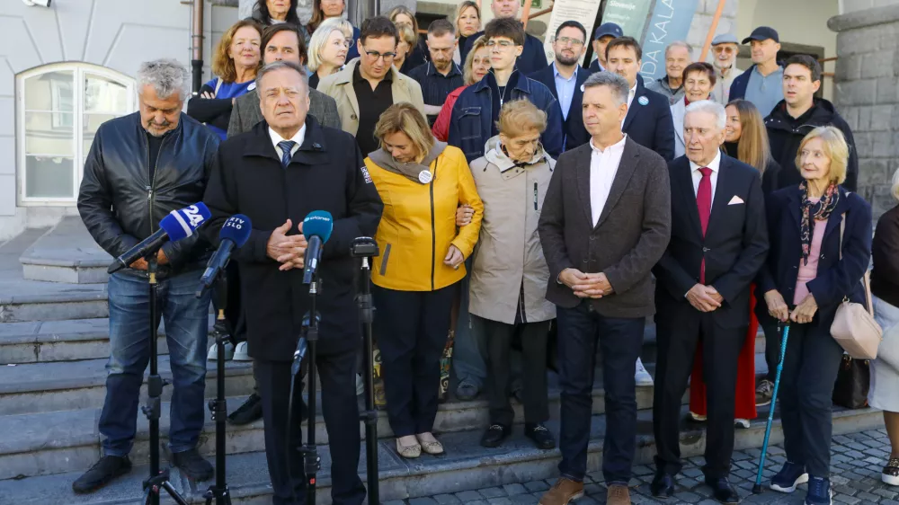 Zoran Jankovič13.10.2026 -- kandidat za župana Mestne občine Ljubljana Zoran Janković skupaj s članicami in člani Liste Zorana Jankovića vložil kandidature za župana, mestni svet Mestne občine Ljubljana in svete četrtnih skupnosti.Foto: Luka Cjuha​