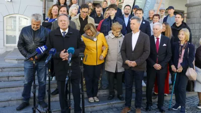 Zoran Jankovič13.10.2026 -- kandidat za župana Mestne občine Ljubljana Zoran Janković skupaj s članicami in člani Liste Zorana Jankovića vložil kandidature za župana, mestni svet Mestne občine Ljubljana in svete četrtnih skupnosti.Foto: Luka Cjuha​