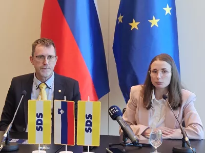 Brdo pri Kranju, Kongresni center Brdo.Novinarska konferenca s predstavitvijo zupanske kandidatke in kandidatne liste SDS za kranjski mestni svet.Predsednik kranjskega mestnega odbora SDS Bojan Homan in kandidatka SDS za zupanjo Kranja Karin Planinsek.