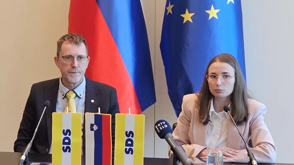 Brdo pri Kranju, Kongresni center Brdo.Novinarska konferenca s predstavitvijo zupanske kandidatke in kandidatne liste SDS za kranjski mestni svet.Predsednik kranjskega mestnega odbora SDS Bojan Homan in kandidatka SDS za zupanjo Kranja Karin Planinsek.
