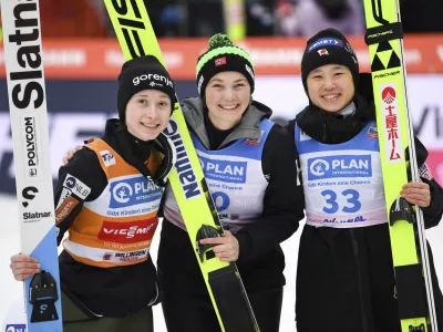 za pasico - From left, Slovenia's Nika Prevc, winner Silje Opseth from Norway and Japan's Yuki Ito celebrates after the second jump in the women's large hill competition at the Ski Jumping World Cup in Willingen, Germany, Sunday, Feb. 4, 2024. (Swen Pfoertner/dpa via AP)