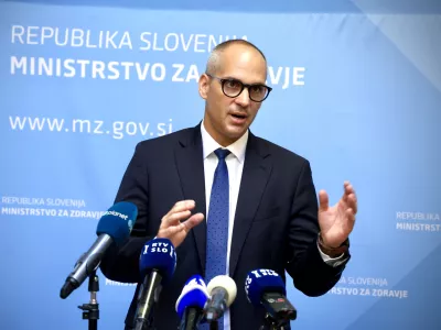 Ljubljana, ministrstvo za zdravje.Novinarska konferenca ministra za zdravje Tadeja Ostrca, na kateri je spregovoril o osnutku zakona o skladu RS za napredno zdravljenje redkih bolezni otrok ter uredbi o spremembah in dopolnitvah uredbe o programih storitev obveznega zdravstvenega zavarovanja, zmogljivostih, potrebnih za njegovo izvajanje, in obsegu sredstev za leto 2026.