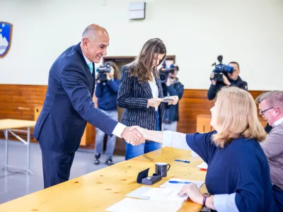 Sentilj, Dom krajanov Sentilj.Glasovanje na stirih referendumih.Predsednik vlade in predsednik SDS Janez Jansa s soprogo Ursko Bacovnik Jansa na voliscu v Domu krajanov Sentilj.