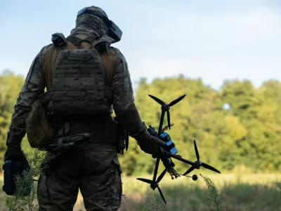 vojak v rokah drži dron