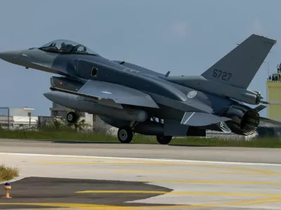 FILE PHOTO: A Lockheed Martin F-16V fighter jet lands at Taitung's Chihhang Air Base in Taitung, Taiwan, October 2, 2026. REUTERS/Ann Wang/File Photo