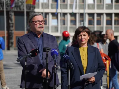 Ljubljana, Trg republike.Izjava poslancev Levice Natase Sukic in Vladimirja Sege glede dogajanja na skupni seji odborov DZ za gospodarstvo, delo in sport ter za notranje zadeve in javno upravo.