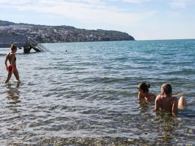 14.10.2026. kopanje v kopru sredi oktobra. Voda naj bi imela 22 stopinj. Koper mestna plaža.