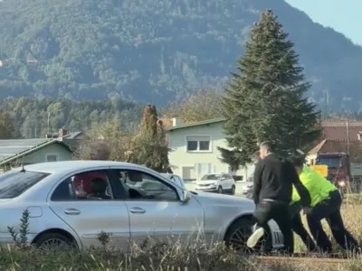 Nenavaden prizor avtomobila, ujetega na tirih.