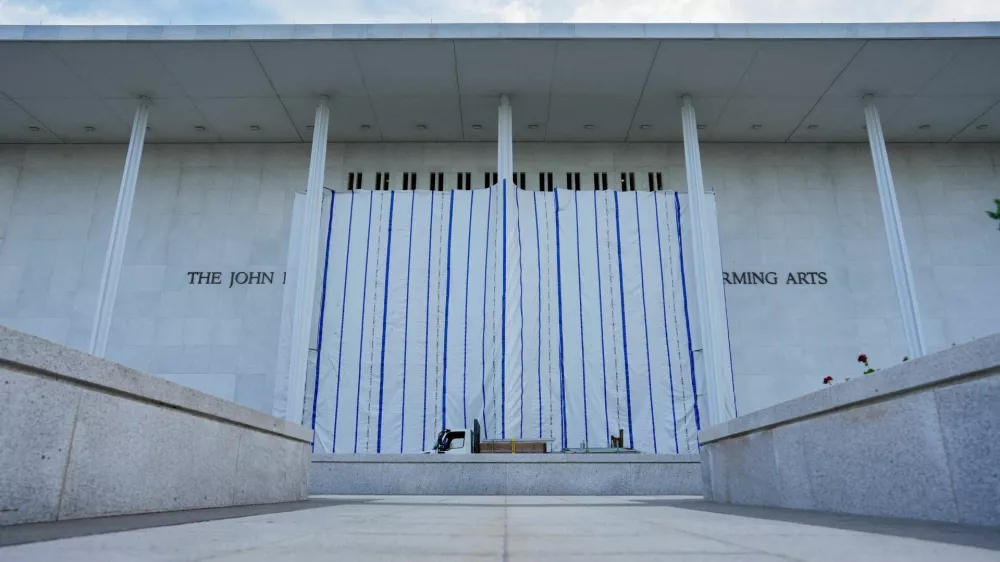 FILE PHOTO: A tarp covers the facade of the John F. Kennedy Memorial Center for the Performing Arts, following a federal judge's order to remove U.S. President Donald Trump's name from the institution, in Washington, D.C., U.S., June 13, 2026. REUTERS/Ken Cedeno/File Photo