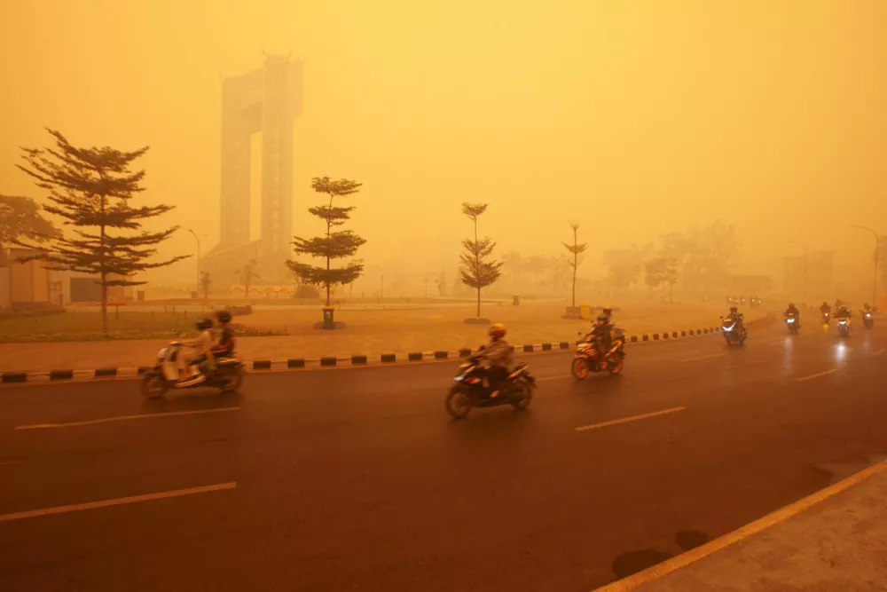 Motorists drive through the Talawang roundabout as haze from wildfires shrouds the area in Palangka Raya, Central Kalimantan province, Indonesia, October 14, 2026. REUTERS/Arief Rahman Septian Prathama