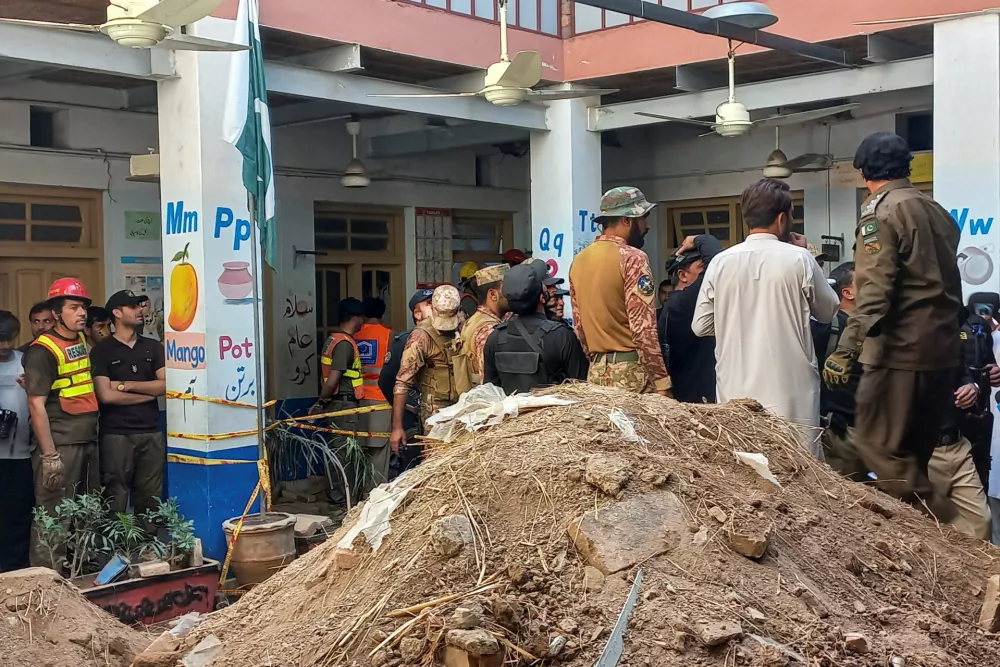 Army soldiers and rescue workers gather after a school roof collapse in Peshawar Pakistan, October 15, 2026. Picture taken with a mobile phone. REUTERS