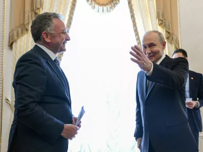 Russian President Vladimir Putin shows the way to US special envoy Steve Witkoff during a meeting at the Constantine Palace in Saint Petersburg, Russia, October 21, 2026. Sputnik/Kristina Solovyova/Pool via REUTERS ATTENTION EDITORS - THIS IMAGE WAS PROVIDED BY A THIRD PARTY.