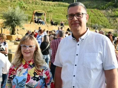Donedavna Bržanova podžupanja Mateja Hrvatin Kozlovič (levo) nagovarja tudi nezadovoljne nekdanje Bržanove (desno) volilce. F arhiv MOK