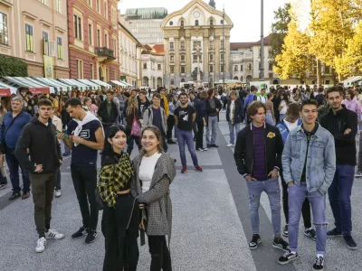 - 03.10.2022 &ndash; Pozdrav brucem 2022 &ndash; novo &scaron;tudijsko leto za približno 65.130 &scaron;tudentk in &scaron;tudentov na visoko&scaron;olskem ter 10.000 na vi&scaron;jem strokovnem izobraževanju - sprejem brucev in bruck Univerze v Ljubljani na Kongresnem trgu -  //FOTO: Luka Cjuha
