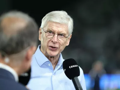 arsene wenger Robert Pir&egrave;s c&eacute;l&egrave;bre son jubil&eacute; au stade Saint-Symphorien &agrave; Metz, en France, avec la participation de nombreuses l&eacute;gendes du football du FC Metz, d'Arsenal et de son &eacute;quipe Pir&egrave;s All Stars - Lucas Deslangles / PSNEWS - Photo: Lucas Deslangles / PSNEWS/Psnewz / Psnewz/ SIPA /00332405_0001/Credit:PSNEWZ/SIPA/2610070203,Image: 1141107257, License: Rights-managed, Restrictions:, Model Release: no 