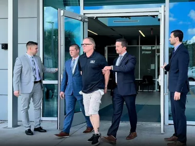In this image taken from video released by the Orlando Police Department, Dale Smith Jr. is taken into custody in Orlando, Fla., on Wednesday, Oct. 14, 2026. (Orlando Police Department via AP) / Foto: Ap