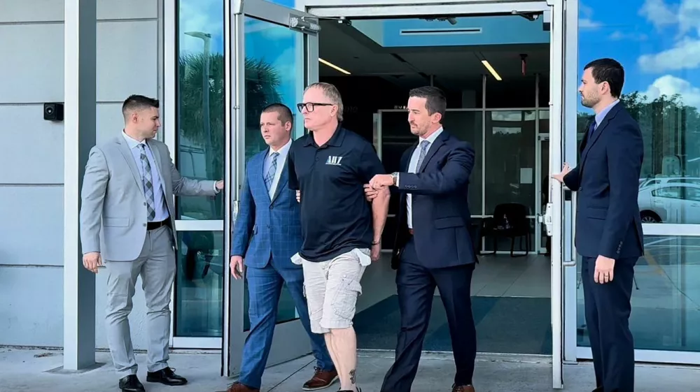 In this image taken from video released by the Orlando Police Department, Dale Smith Jr. is taken into custody in Orlando, Fla., on Wednesday, Oct. 14, 2026. (Orlando Police Department via AP) / Foto: Ap