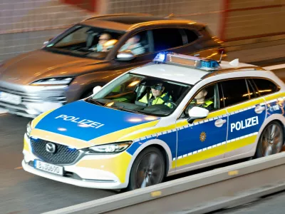 Berlin, 14.10.2026: Ein Streifenwagen der Berliner Polizei f&auml;hrt mit eingeschaltetem Blaulicht durch eine Unterf&uuml;hrung der Stadtautobahn A100 im Bereich der Baustelle in Berlin-Sch&ouml;neberg, daneben ein Auto in Bewegungsunsch&auml;rfe. Wegen der Fahrbahnerneuerung ist eine Richtungsfahrbahn der A100 gesperrt, auf der Gegenfahrbahn kommt es zu Staus und dichtem Verkehr. Polizeistreife im Tunnel der A100 *** Berlin, October 14, 2026 A Berlin police patrol car is driving through an underpass on the A100 urban highway near the construction site in Berlin-Sch&ouml;neberg with its blue lights flashing, with a car blurred in motion next to it. Due to road resurfacing, one lane of the A100 is closed traffic jams and heavy traffic are occurring on the oppo,Image: 1143208057, License: Rights-managed, Restrictions: imago is entitled to issue a simple usage license at the time of provision. Personality and trademark rights as well as copyright laws regarding art-works shown must be observed. Commercial use at your own risk., Model Release: no 