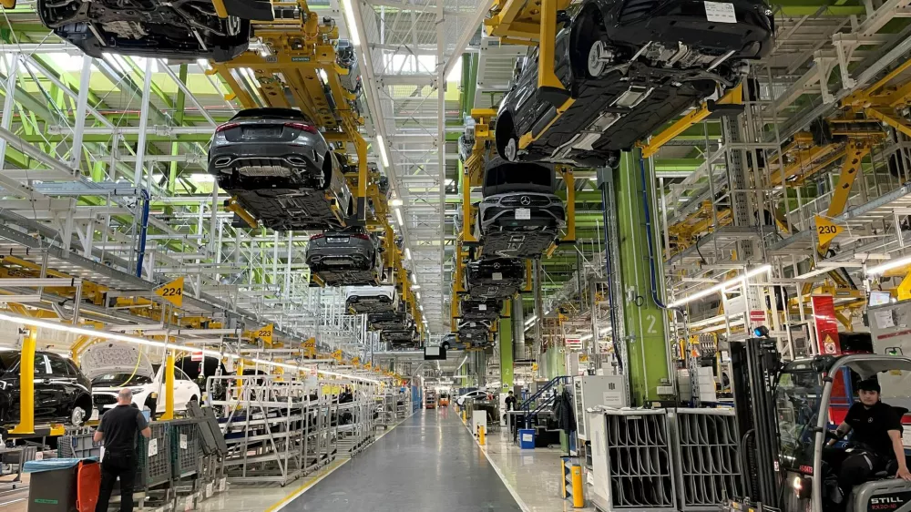 FILE PHOTO: A general view of production lines of German car manufacturer Mercedes-Benz at a factory, in Rastatt, Germany, June 4, 2025. REUTERS/Christoph Steitz/File Photo