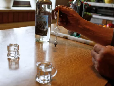 Žganjekuha Be&scaron;ter, Rovte na Gorenjskem  - žganjekuha - kuhanje žganja - pridobivanje alkoholnih pijač z destilacijo alkoholno prevretih rastlinskih pridelkov, žganje ///FOTO: Luka Cjuha OPOMBA: ZA OBJAVO V PRILOGI &ndash; DNEVNIKOV OBJEKTIV - REPORTAŽA 2011