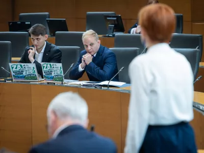 Ljubljana, DZ.Izredna seja DZ z obravnavo zahteve za razpis zakonodajnega referenduma o zakonu o interventnih ukrepih za razvoj Slovenije in seznanitvijo z odstopom Borisa Mijica (Resnica) s funkcije poslanca DZ.