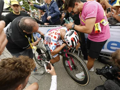 Cycling - Tour de France - Stage 20 - Le Bourg d'Oisans to Alpe d'Huez - Alpe d'Huez, France - July 25, 2026 EF Education - EasyPost's Richard Carapaz wearing the polka dot jersey celebrates winning stage 20 Pool via REUTERS/Yoan Valat