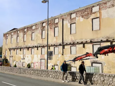 Konec kranjske sramote: Začelo se je ru&scaron;enje pogori&scaron;ča Majdičevega mlina