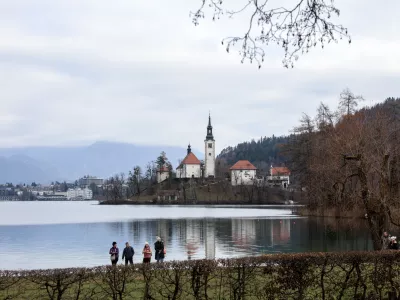 - 21.12.2025 - Božič, Bled, Blejsko jezero - turisti//FOTO: Jaka Gasar