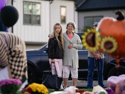 Community members gather near an impromptu memorial at Silver Rail Elementary School, the day after a shooting, in Bend, Oregon, U.S., October 16, 2026. REUTERS/David Ryder / Foto: David Ryder